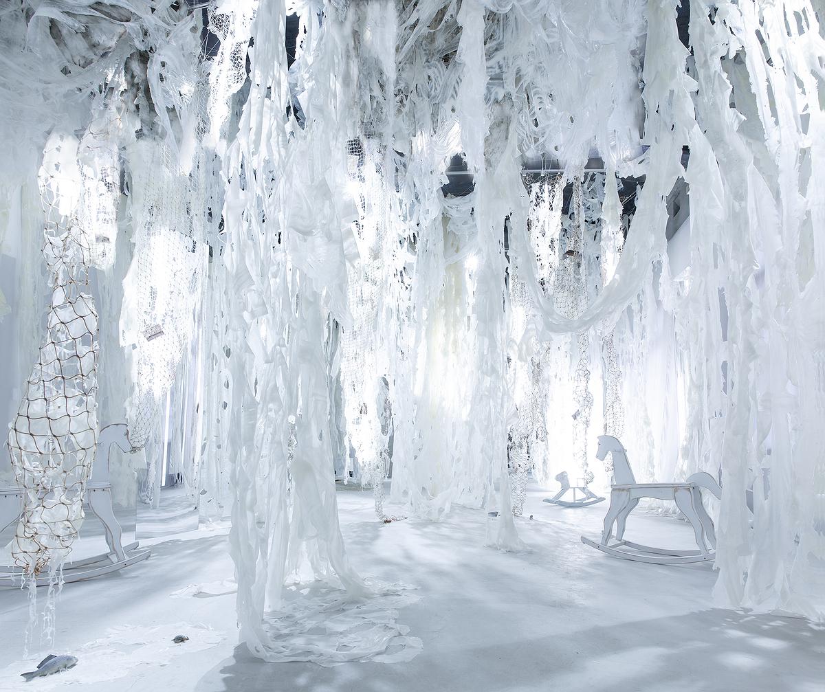 〈流變空間〉，2022，樹酯、漁網、照片、木馬、魚（模型）、黑鳶蛋（模型）LED燈、Antari ICE-101，依場域而定。-1的封面圖