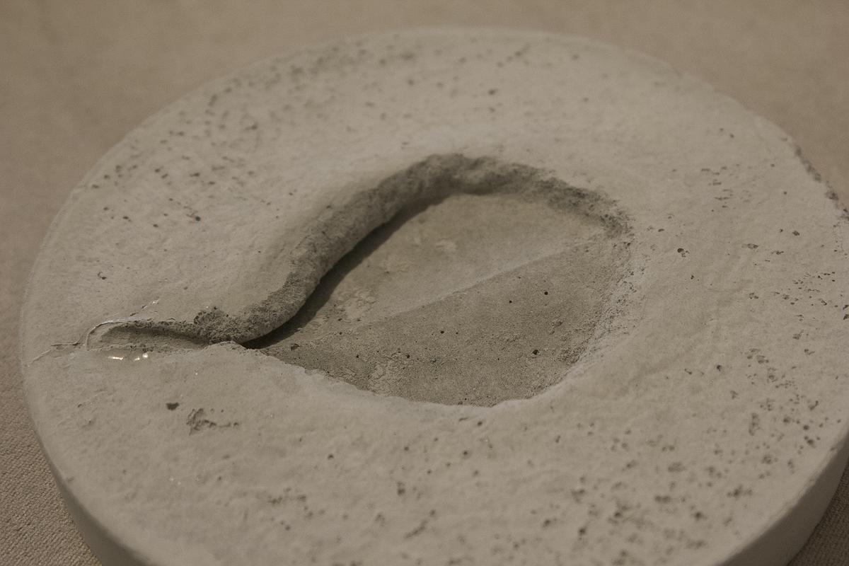 多線創作的首拍：陳昱廷創作研究 23陳昱廷，〈成為化石〉，水泥，圓形四個(直徑分別為11公分、10.9公分、11.3公分、10.9公分)、長方形兩個(12.2x23.7公分、21.5x22公分)，2021。7的封面圖