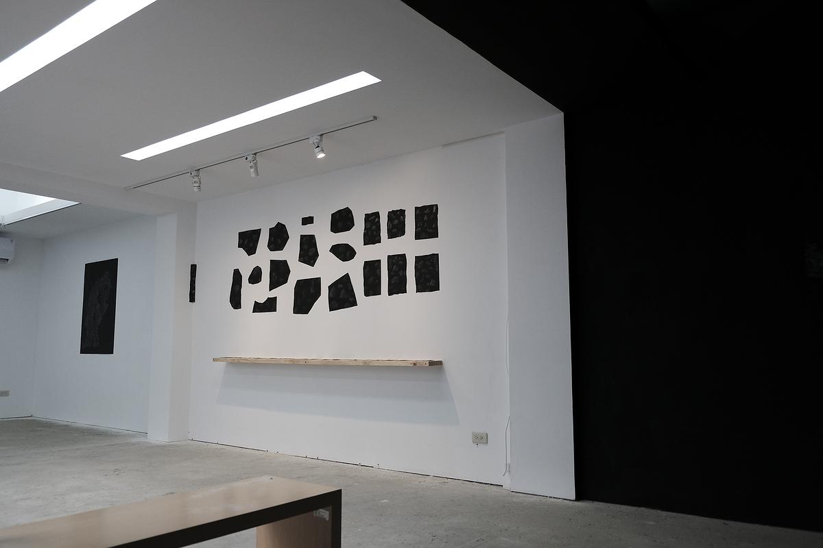 感實的石頭展覽現場創作黑白分界，九單藝術展覽空間的封面圖