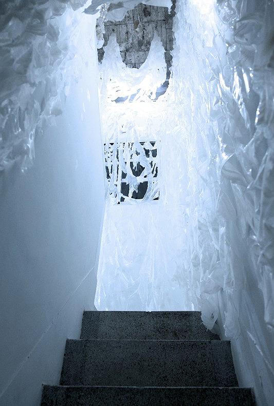 〈層狀空間〉，2017，樹酯（PVAc ）、痱子粉LED燈，依場域而定，入口處，進入一個未定的狀態的封面圖