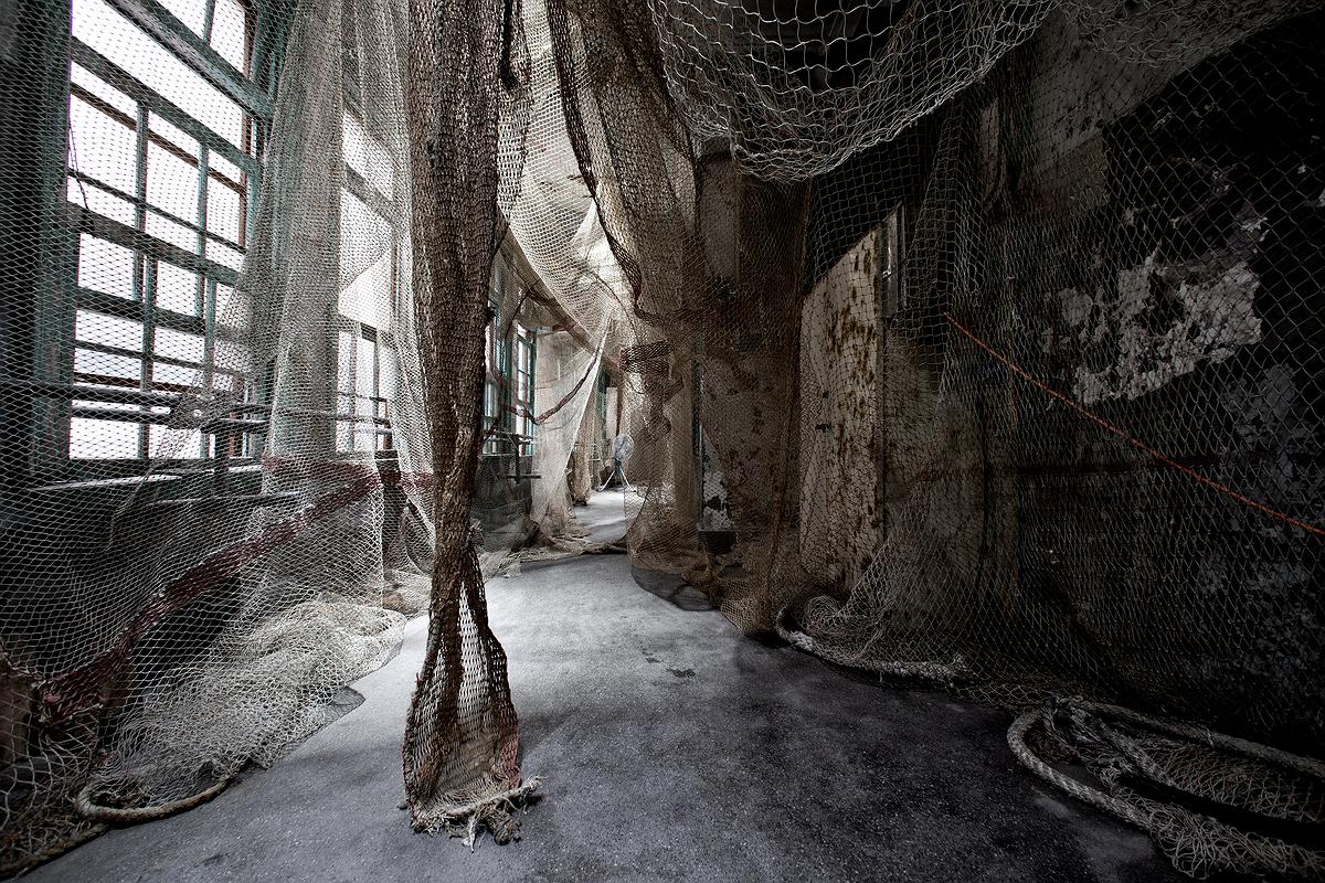 〈迷網之境〉，2018，漁網、繩子、樹酯、Antari ICE-101、ARRI燈，作品局部-4的封面圖