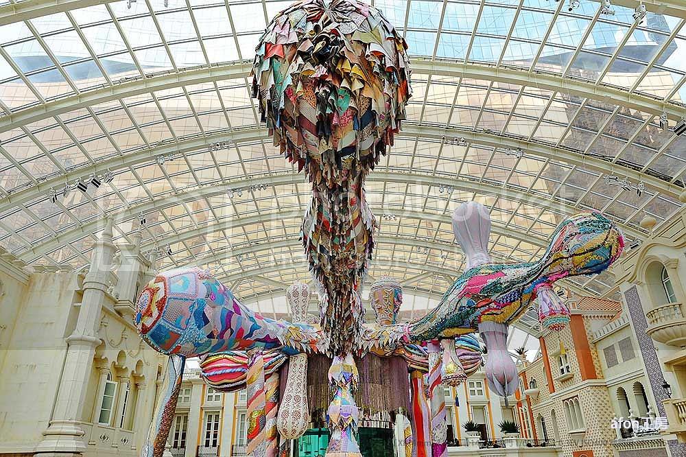 喬安娜瓦斯康塞洛斯，女武神裝置藝術，澳門美高梅MGM廣場飯店廣場，2015，畫面擷取自其個人網站的封面圖